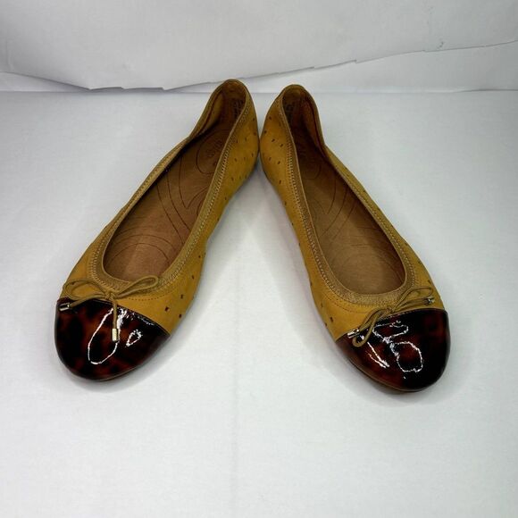 Clarks Tan and Brown Flats - Picture 5 of 9